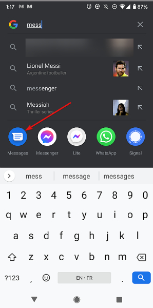 البحث عن تطبيق الرسائل باستخدام شريط بحث Google على شاشة Android الرئيسية