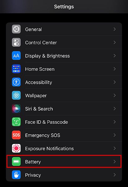 バッテリーオプションが強調表示されたiPhone設定