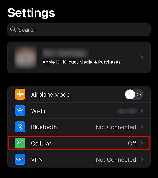 セルラーオプションが強調表示されたiPhone設定