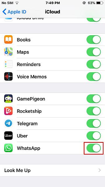 إعدادات iCloud مع تمييز زر تبديل whatsapp