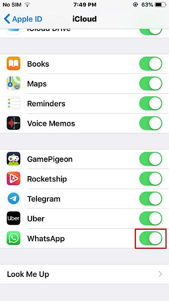 Icloud-instellingen met de WhatsApp-schakelknop gemarkeerd