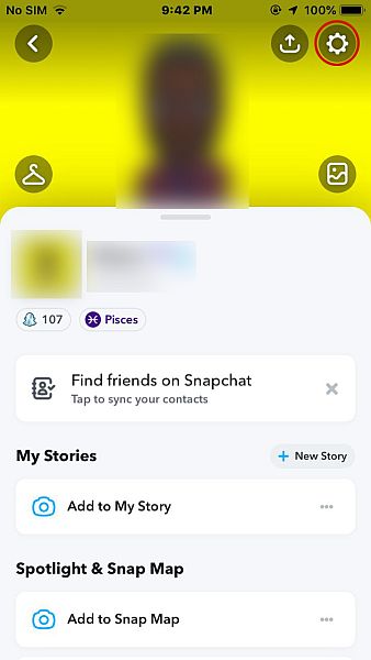 iPhone 中的 Snapchat 用戶個人資料頁面，其中突出顯示了齒輪圖標