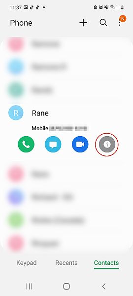 Phone contact list showing options for a selected contact
