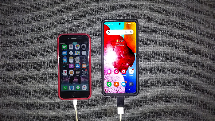 Telefon Samsung i iPhone obok siebie