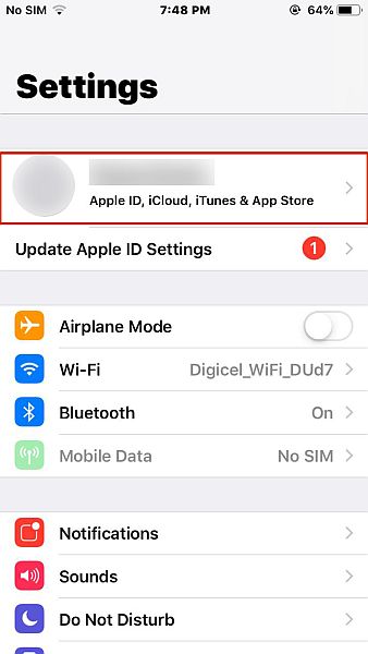 إعدادات iPhone مع تمييز خيار الملف الشخصي