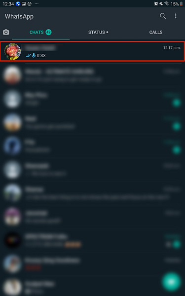 Android 中的 WhatsApp 聊天收件箱，其中突出顯示了聊天對話